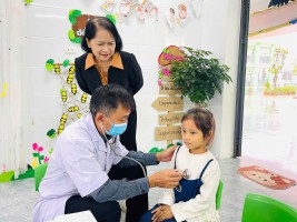 TRƯỜNG MẦM NON KỲ TRINH PHỐI HỢP TRẠM Y TẾ KHÁM SỨC KHỎE ĐỊNH KỲ CHO TRẺ
