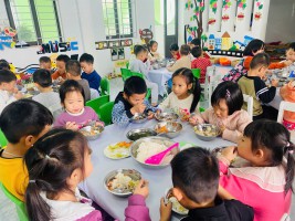 “ BỮA TRƯA HẠNH PHÚC CỦA CÁC BẠN NHỎ TẠI TRƯỜNG MẦM NON KỲ TRINH - PHƯỜNG SÔNG TRÍ; HÀNH TRÌNH NUÔI DƯỠNG TỪ GIAN BẾP ĐẾN BÀN ĂN”