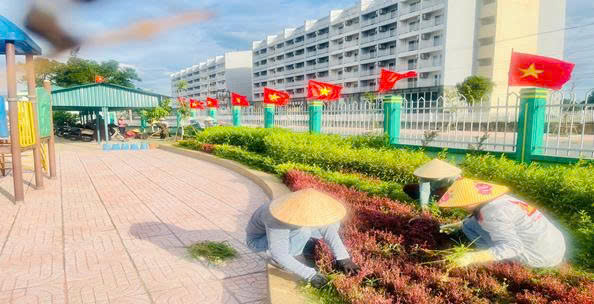 TRƯỜNG MẦM NON KỲ TRINH TRIỂN KHAI CÔNG TÁC LAO ĐỘNG VỆ SINH MÔI TRƯỜNG BÊN NGOÀI CHUẢN BỊ NĂM HỌC MỚI 2025-2026