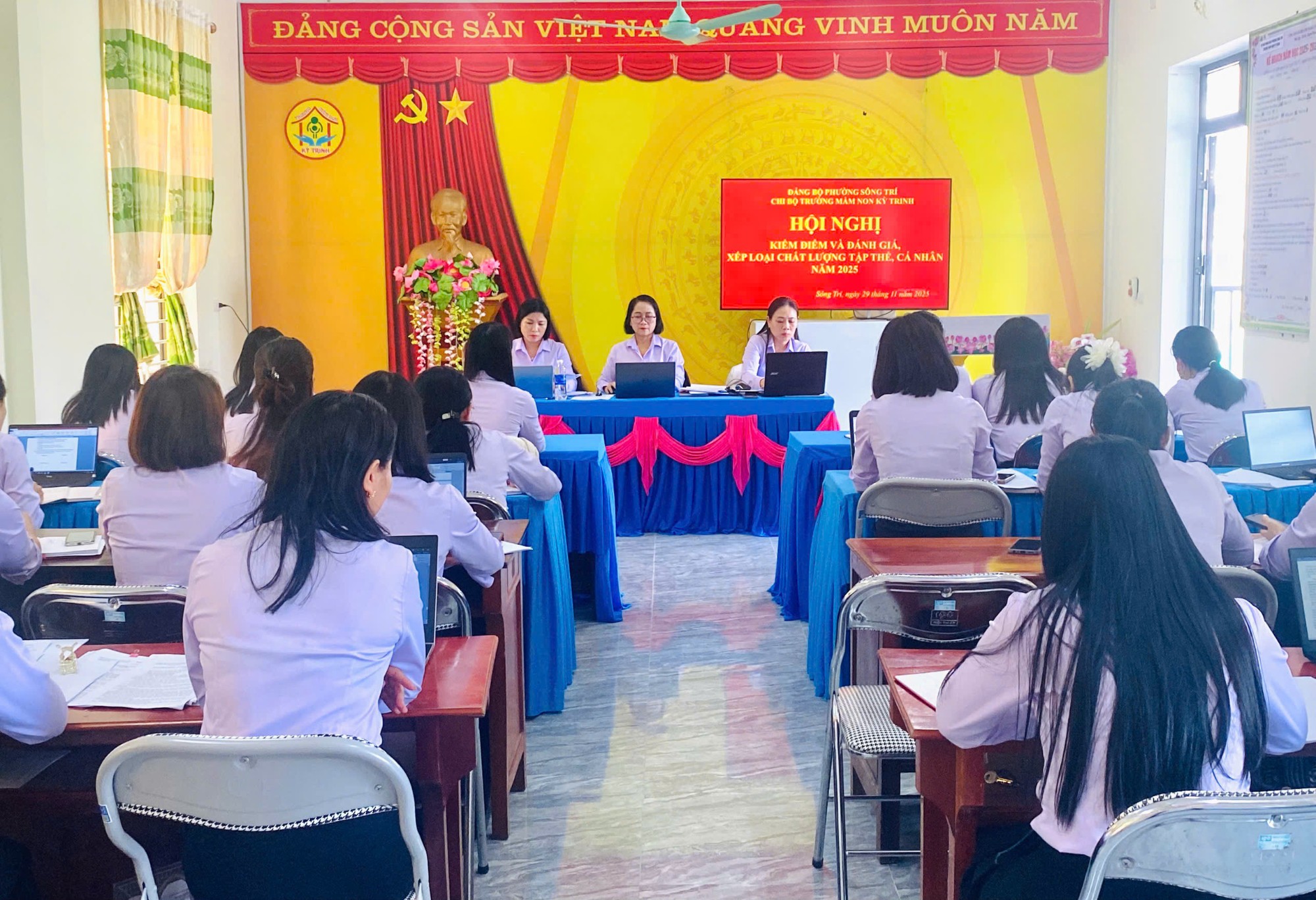 CHI BỘ TRƯỜNG MẦM NON KỲ TRINH TỔ CHỨC HỘI NGHỊ KIỂM ĐIỂM VÀ ĐÁNH GIÁ, XẾP LOẠI CHẤT LƯỢNG TẬP THỂ, CÁ NHÂN NĂM 2025