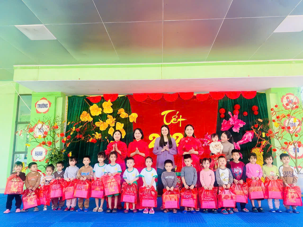 TRƯỜNG MẦM NON KỲ TRINH GÓI TRỌN YÊU THƯƠNG – THẮP LỬA MÙA XUÂN CHO NHỮNG MẦM NON CÓ HOÀN CẢNH KHÓ KHĂN